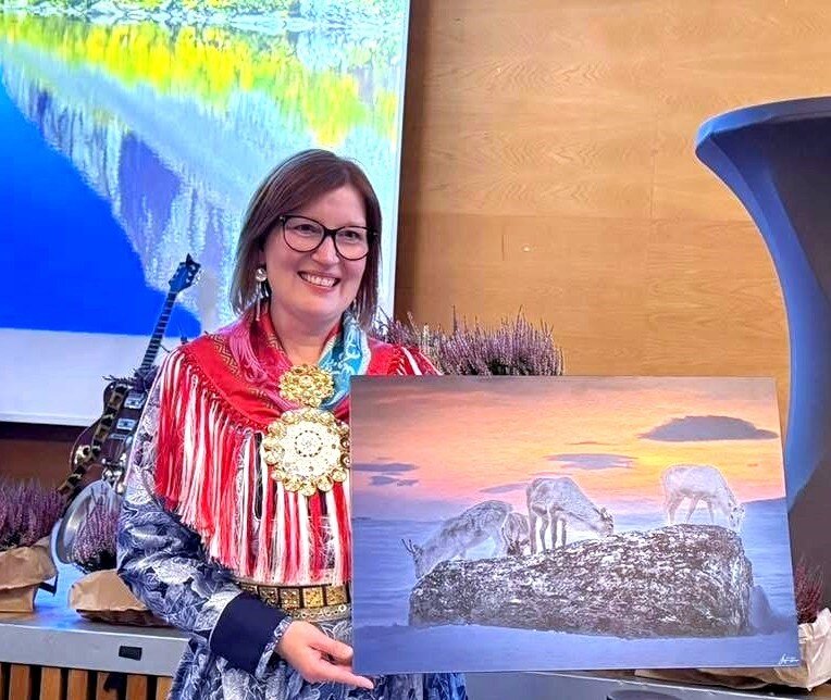 bildet viser prisvinner Eng med kunstverket