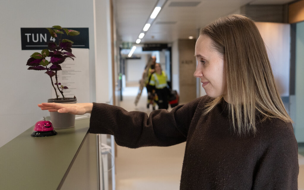 bildet viser Marte Jacobsen demonstrere bjelle