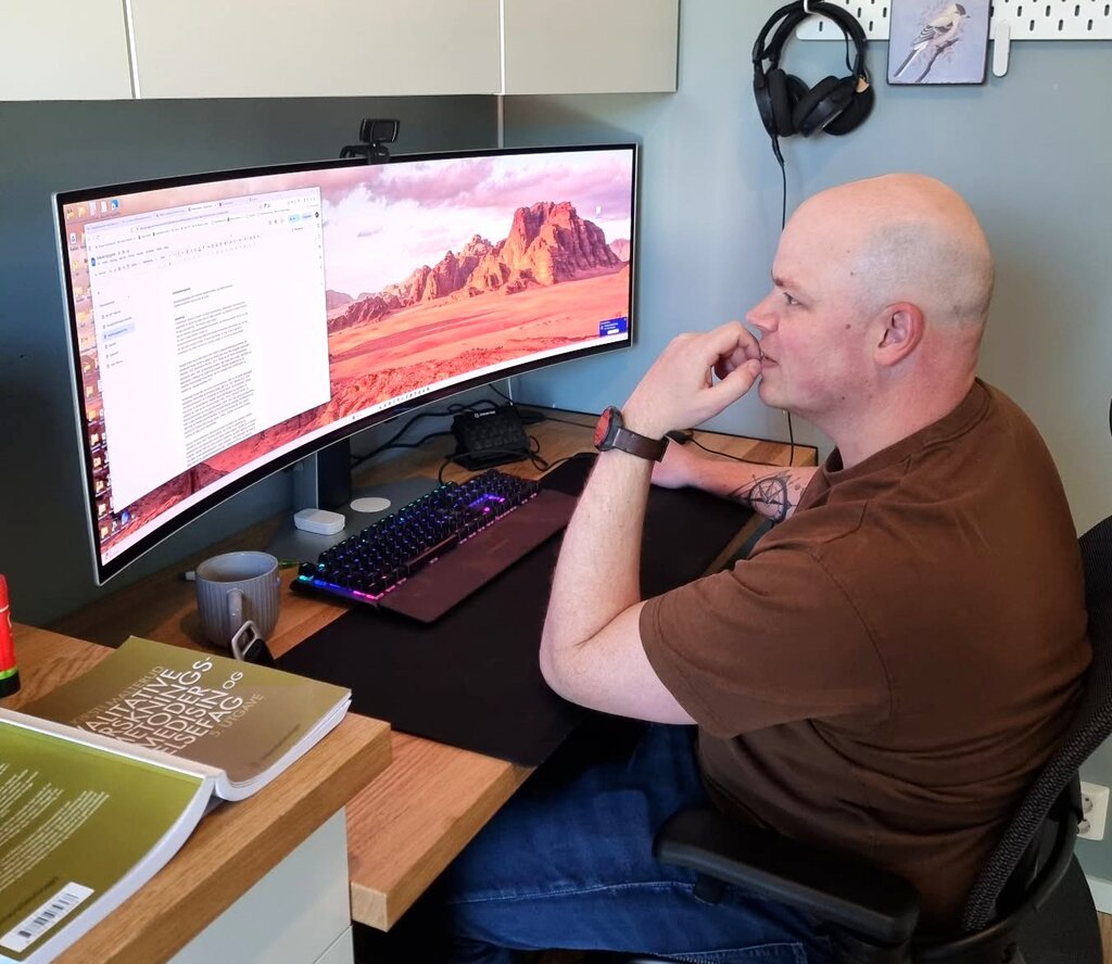 bildet viser Preben E Mjelde som studerer