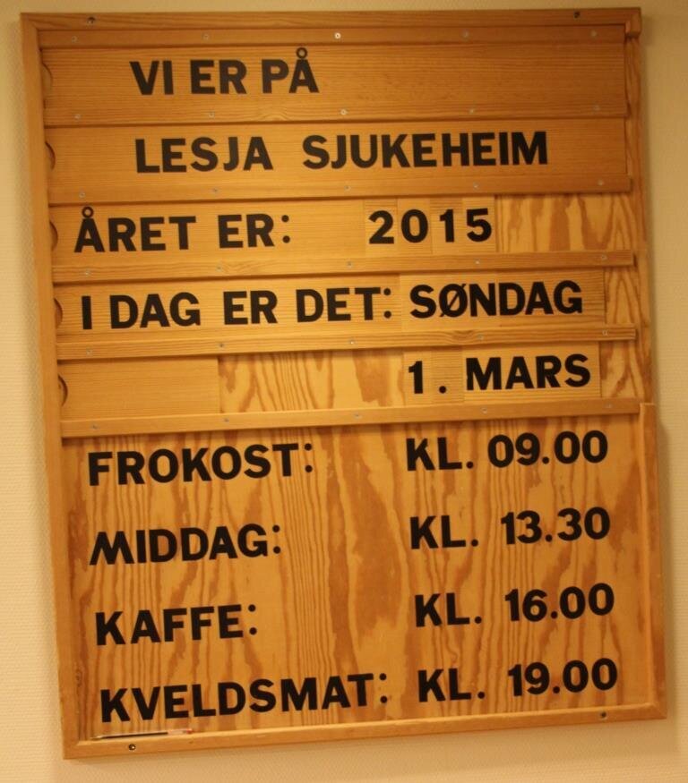 Dagsplan som henger på veggen