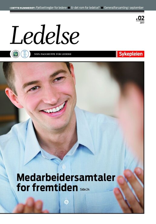 Bilde av forsiden: En mann i samtale, som gestikulerer. Bilde illustrerer en medarbeidersamtale.