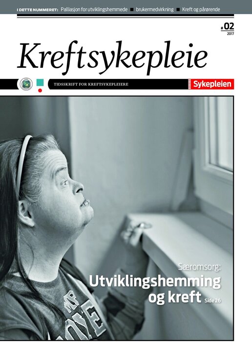 Viser en voksen kvinne med Downs syndrom som titter ut av et vindu