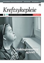 Viser en voksen kvinne med Downs syndrom som titter ut av et vindu