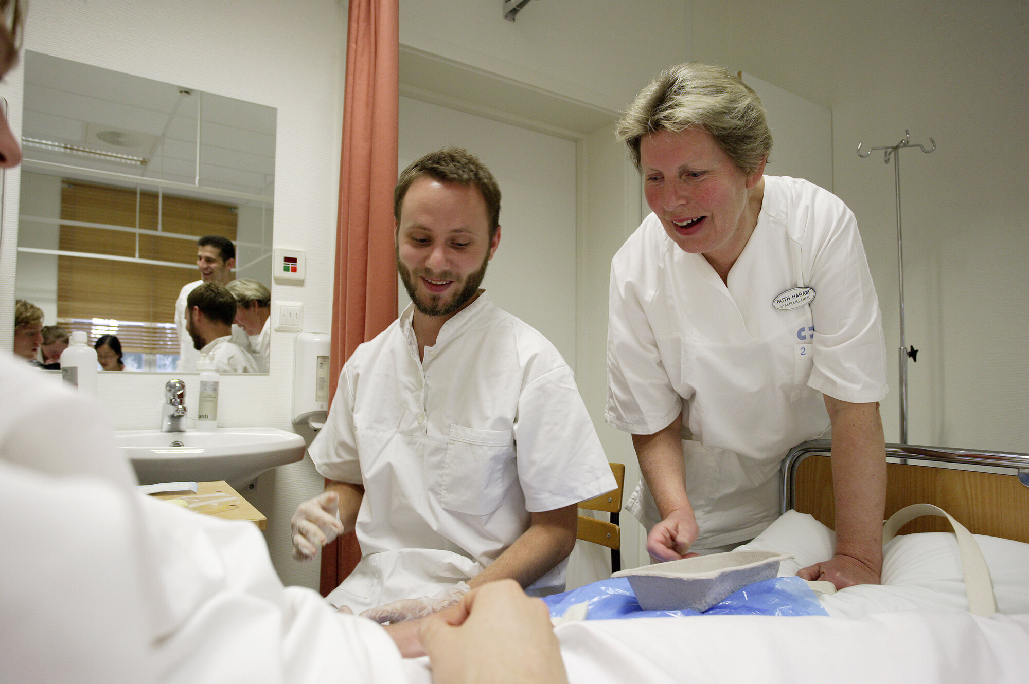 Bildet viser praksisundervisning av studenter på OUS, Ullevål.