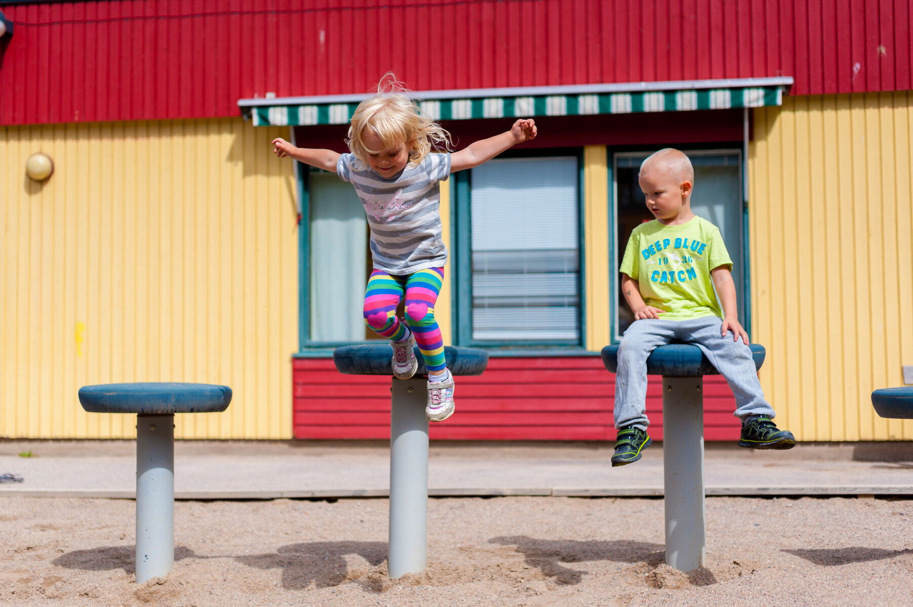 Ett som barn hopper, ett barn ser på. Illustrasjonsfoto: Mostphotos Bilde av ett som barn hopper, ett barn ser på. Illustrasjonsfoto.