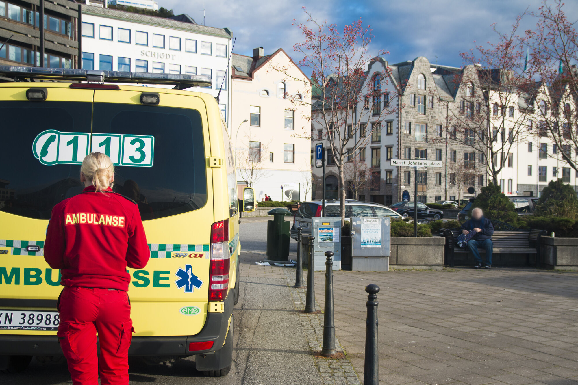 Bilde av en ambulansearbeider på jobb