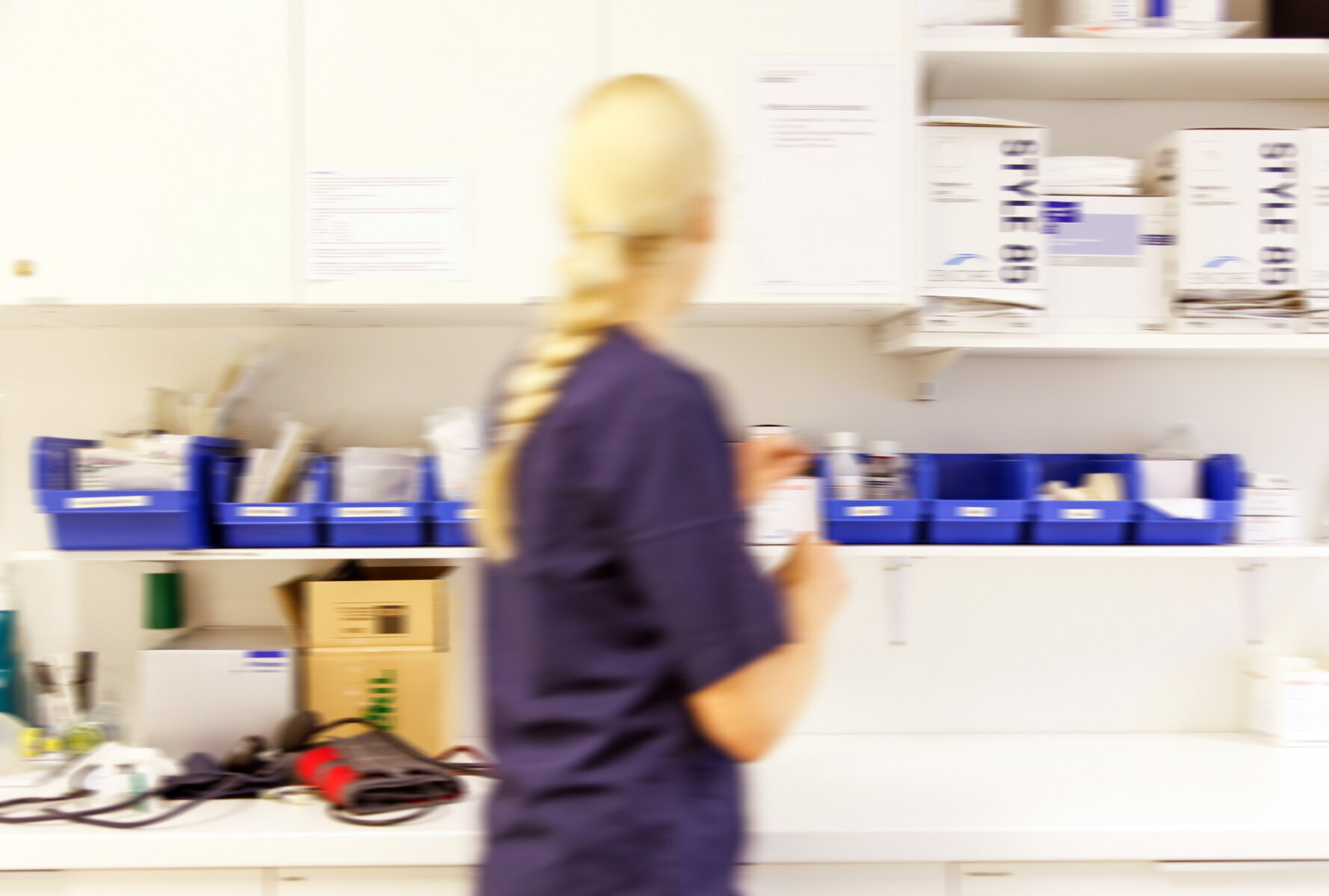 Bildet viser en sykepleier i arbeid