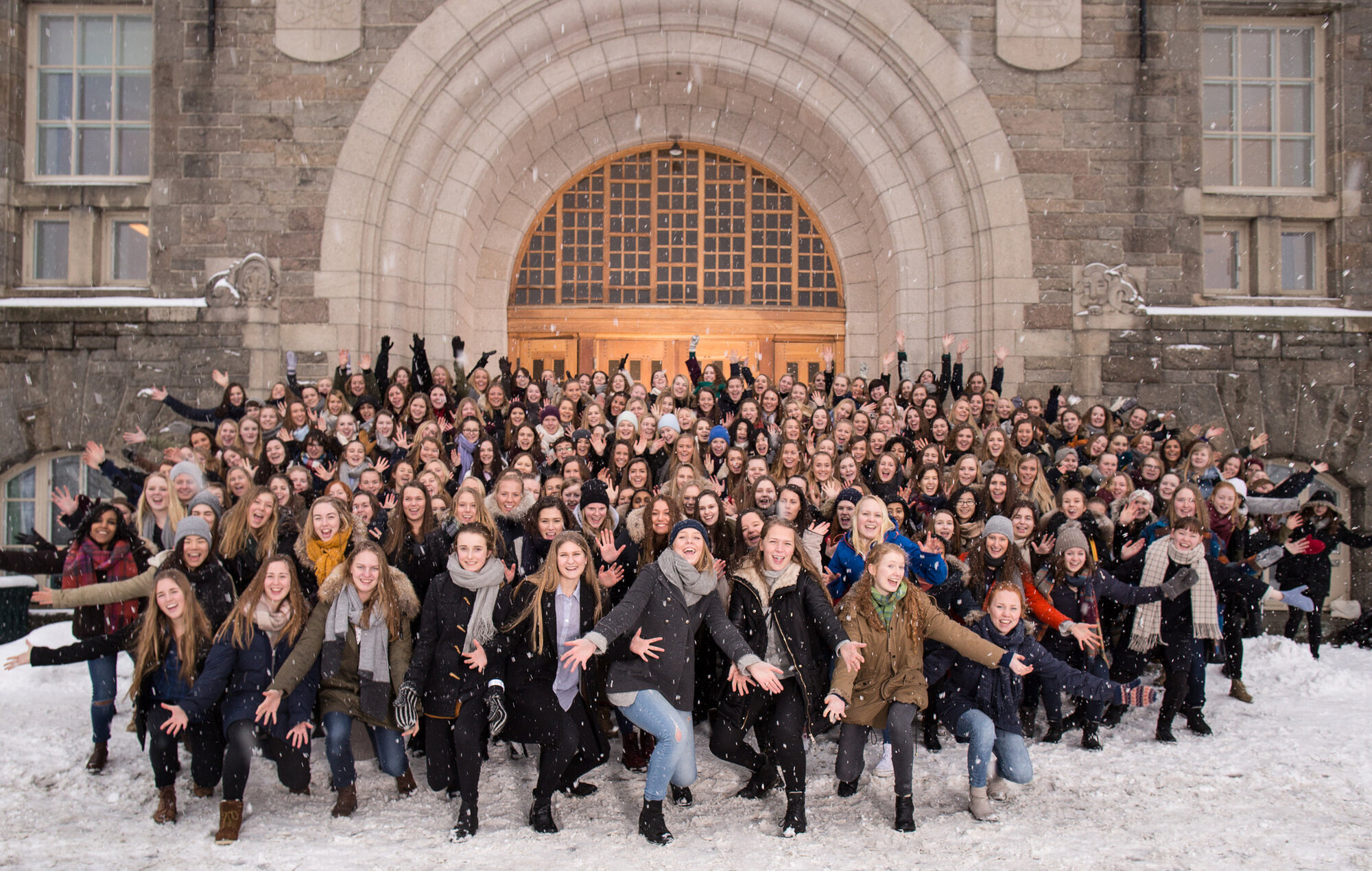 Bildet viser jenter fra videregående skole på besøk på NTNU i februar 2015