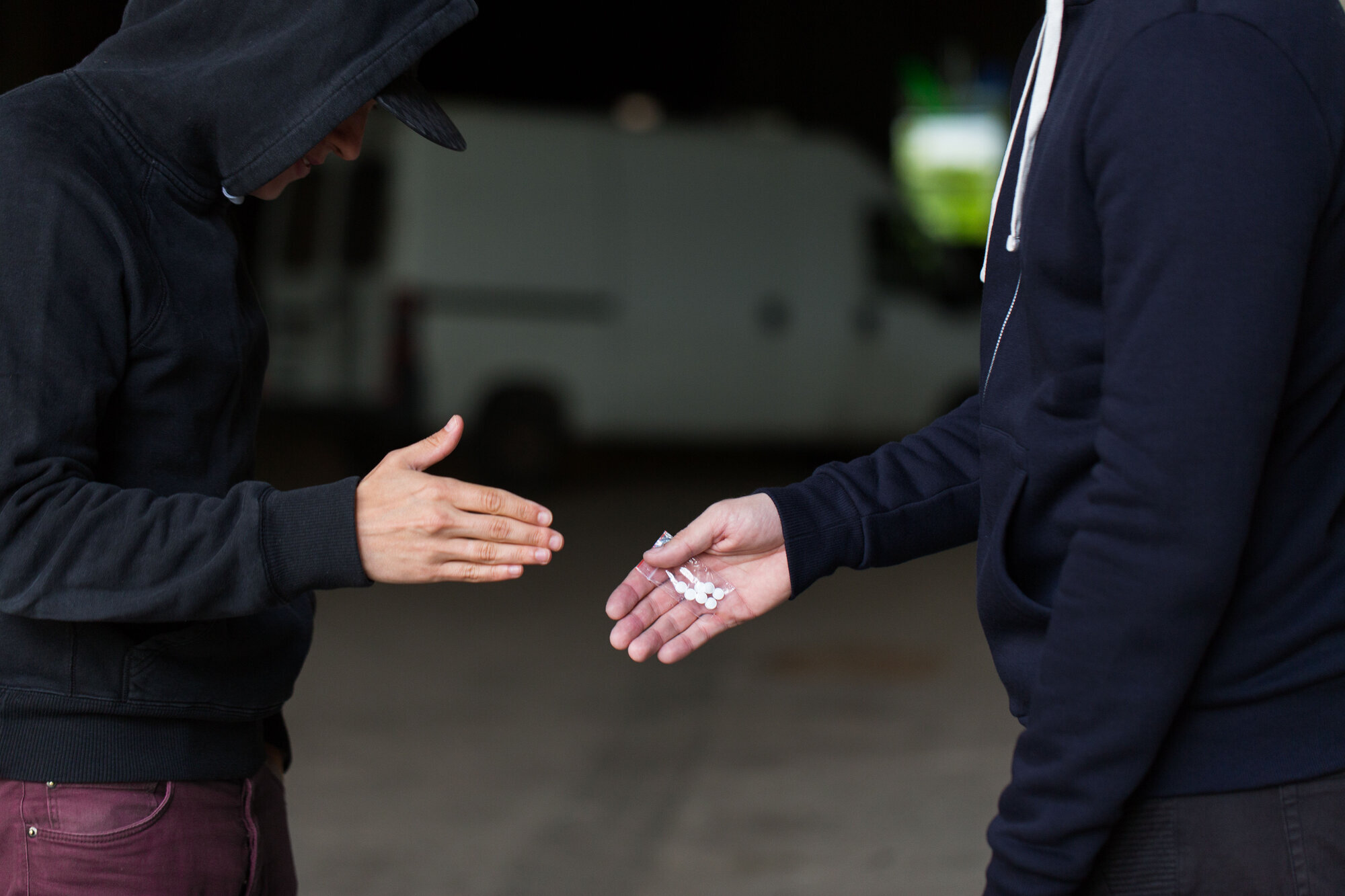 En person selger LAR-legemidler til en annen