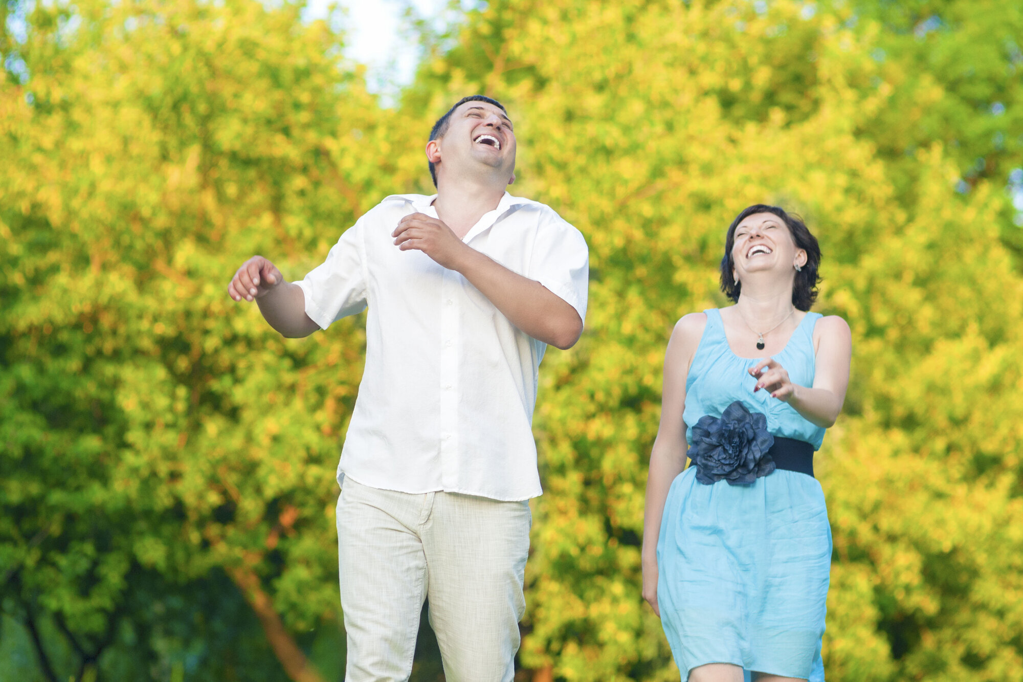 Bilde viser en mann og en kvinne som ler sammen