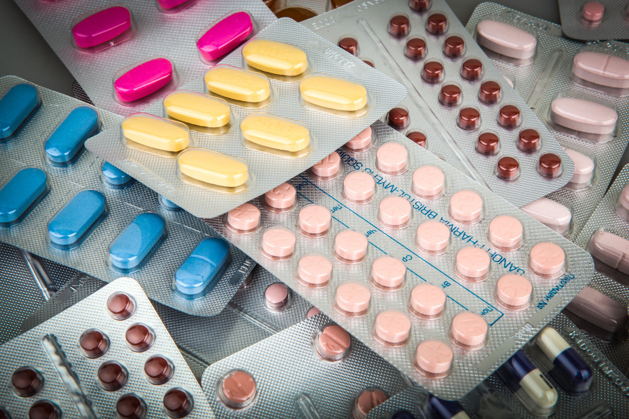 Bildet viser forskjellige brett med medisin