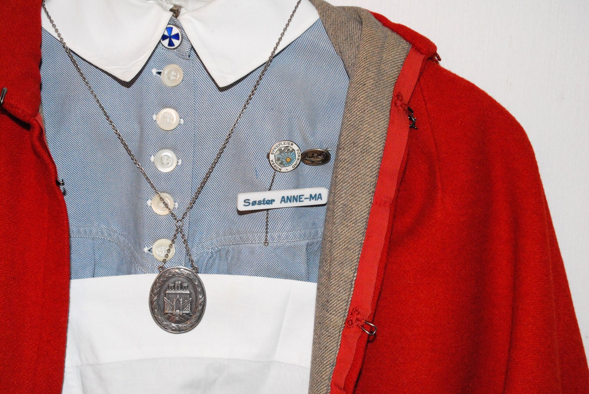 Bildet viser øvre del av Haukelands-uniformen med cape.