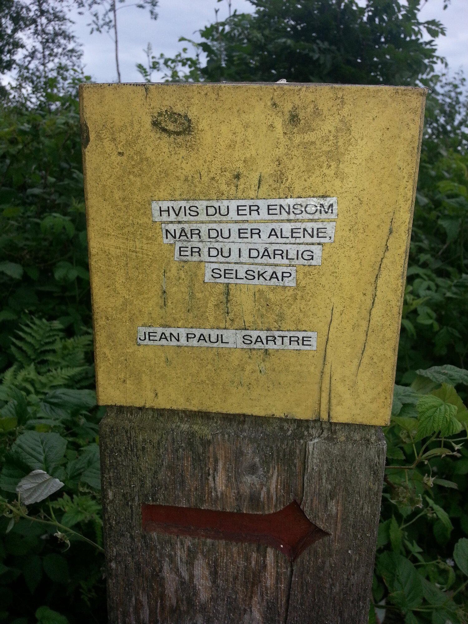 Stein med ordtak av Sartre