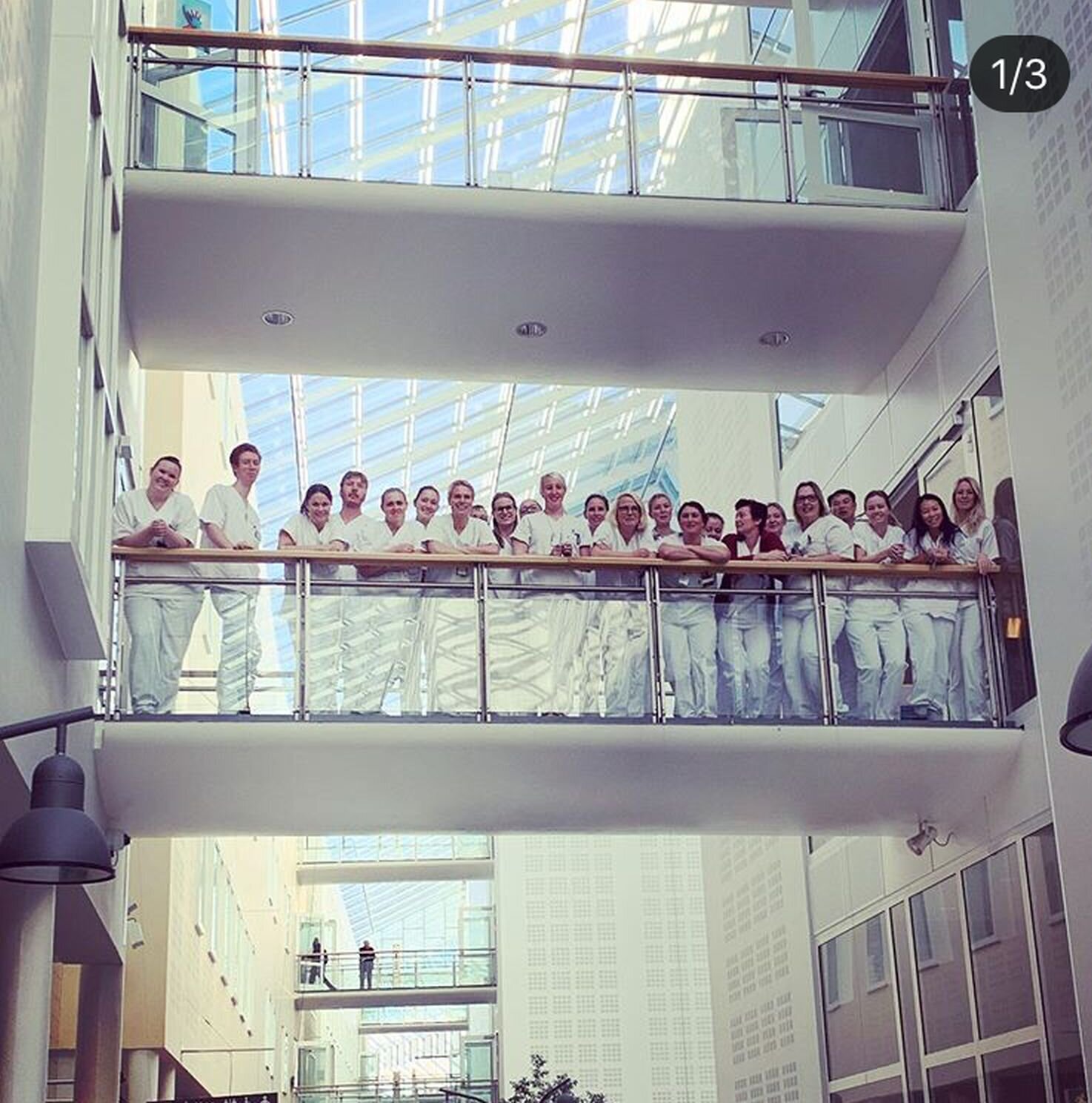 Bildet viser ansatte på Avdeling for blodsykdommer i glassgangen på Rikshospitalet.