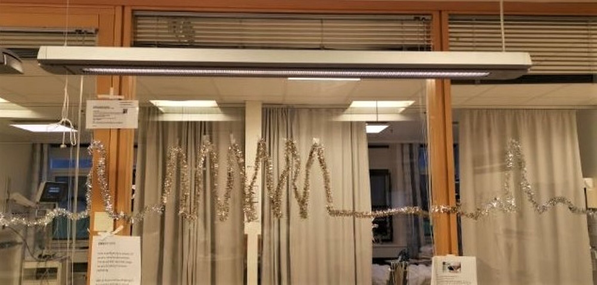 Bildet viser glitterlenker formet som hjerterytmer.