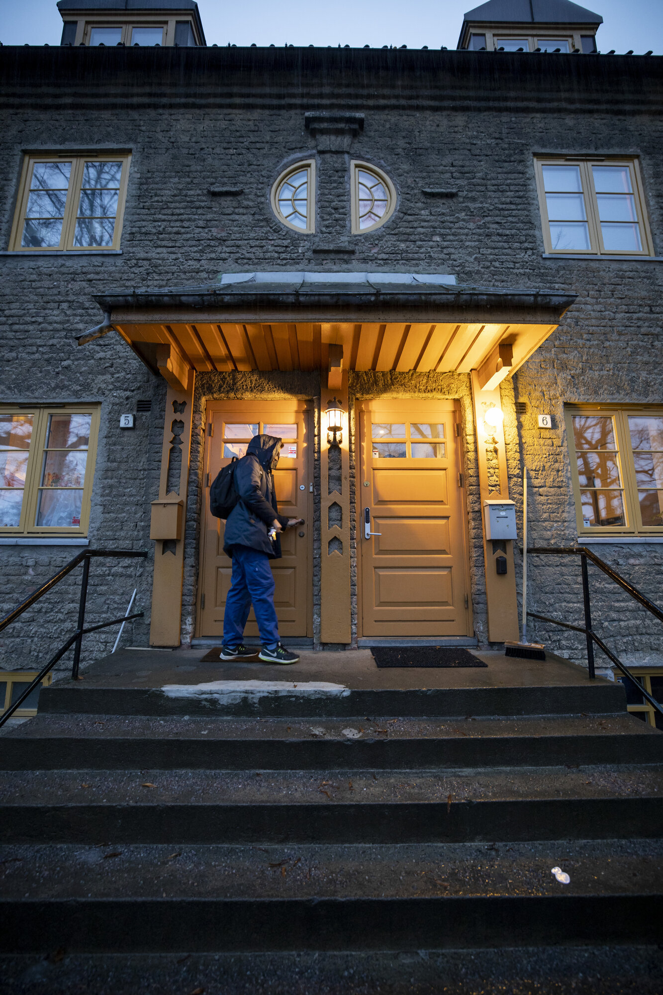 Kenneth Nordli låser seg inn