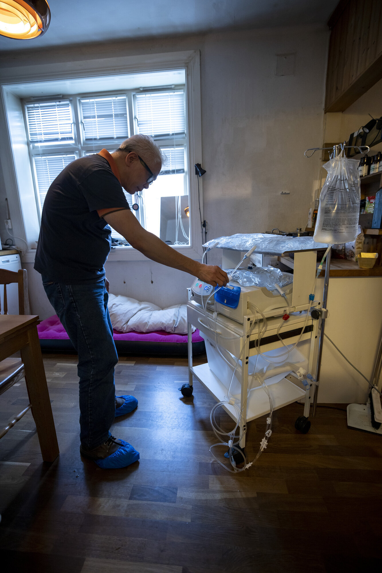 Kim Somboon Hanpisuttikul gjør klar for PD-dialyse