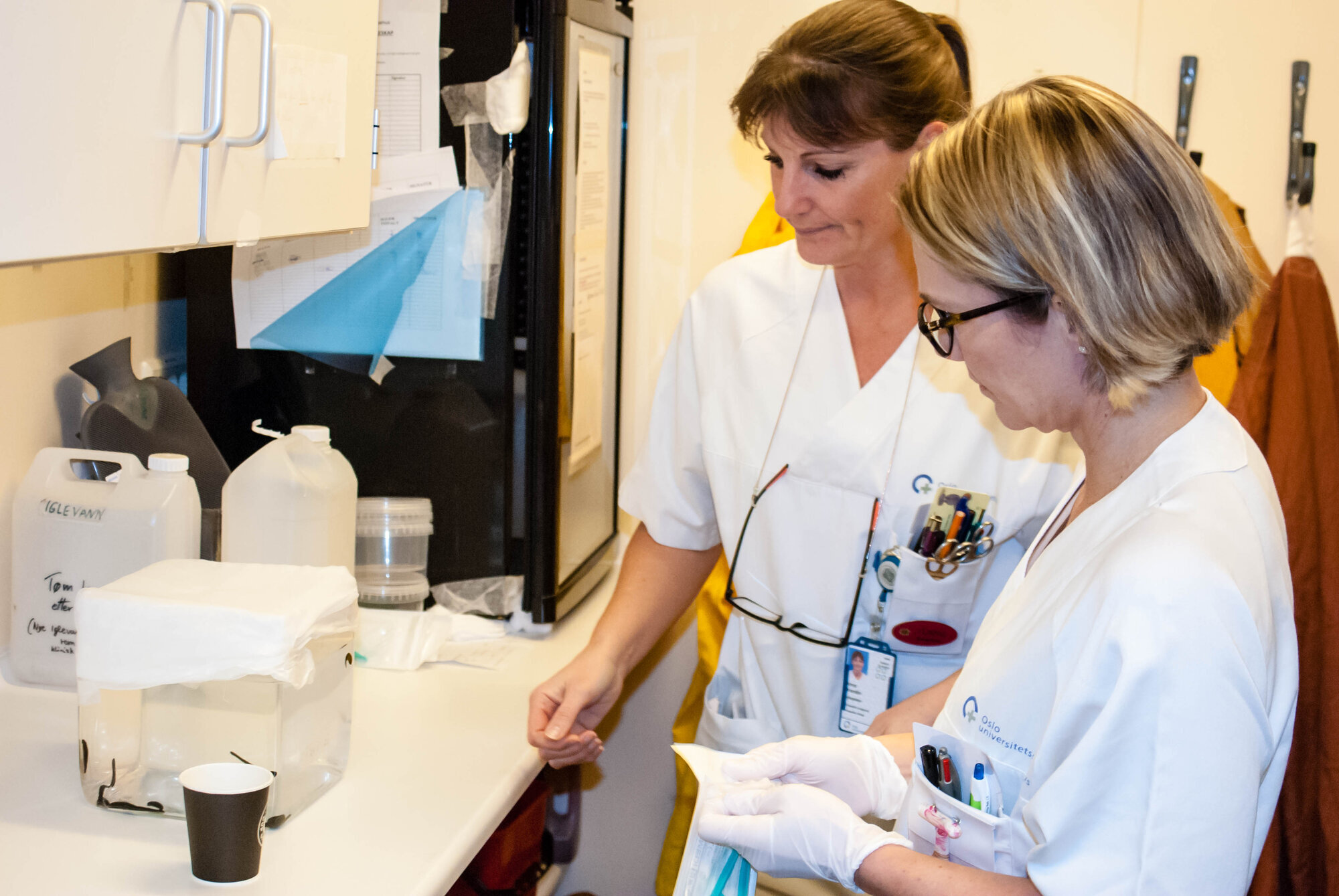 Sykepleierne Anna Brandin (innerst) og Elin Hvamstad med blodigleakvariet på Rikshospitalet