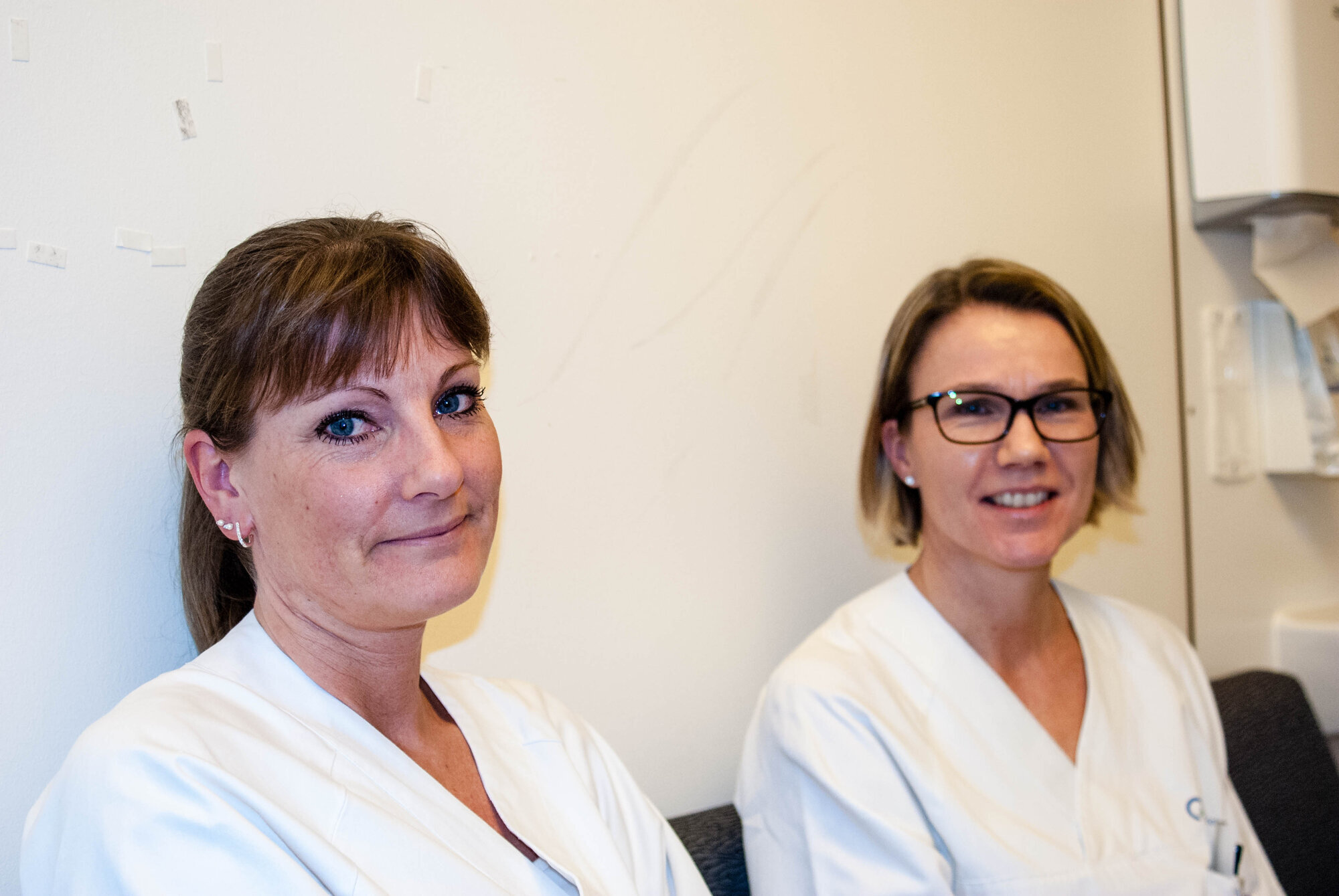 Sykepleierne Anna Brandin og Elin Hvamstad redder påsydde fingre og tær.