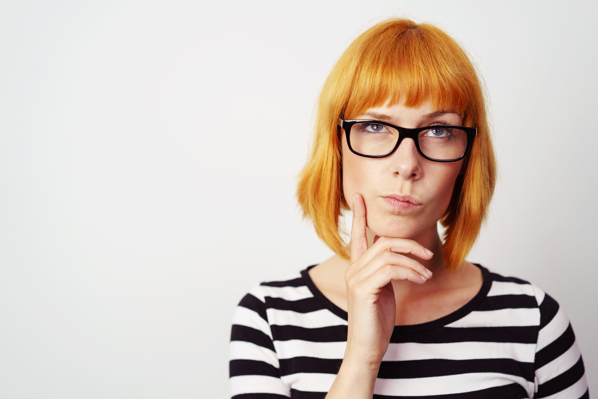 Bildet viser en ettertenksom ung kvinne