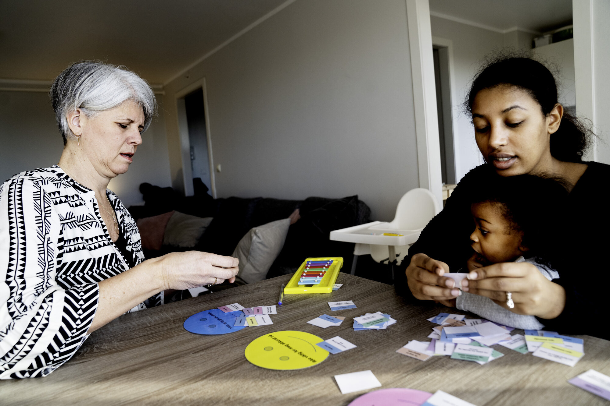 Mona sorterer lapper sammen med familiesykepleier Heidi Duesund Hansen