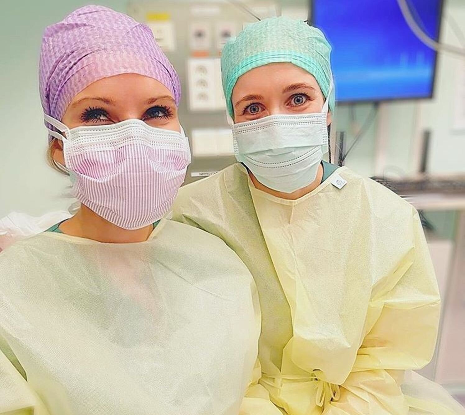 Bildet viser to operasjonssykepleiere.