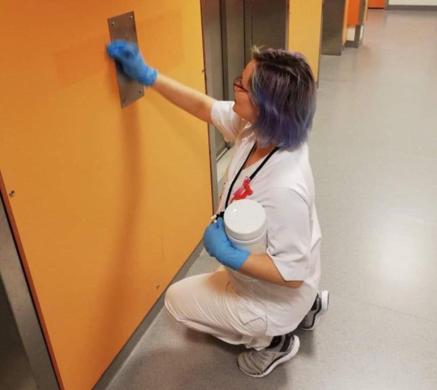 Bildet viser Andrea V. Nesse som vasker.