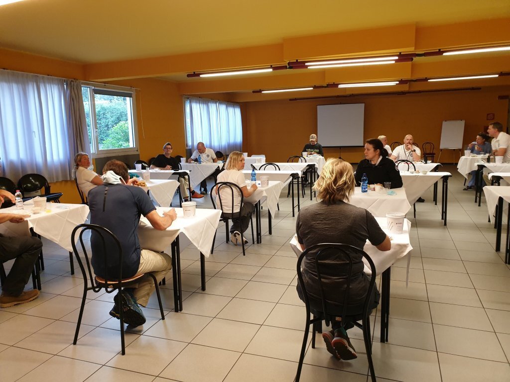 Bildet viser medisinsk innsatsteam i spisesalen.