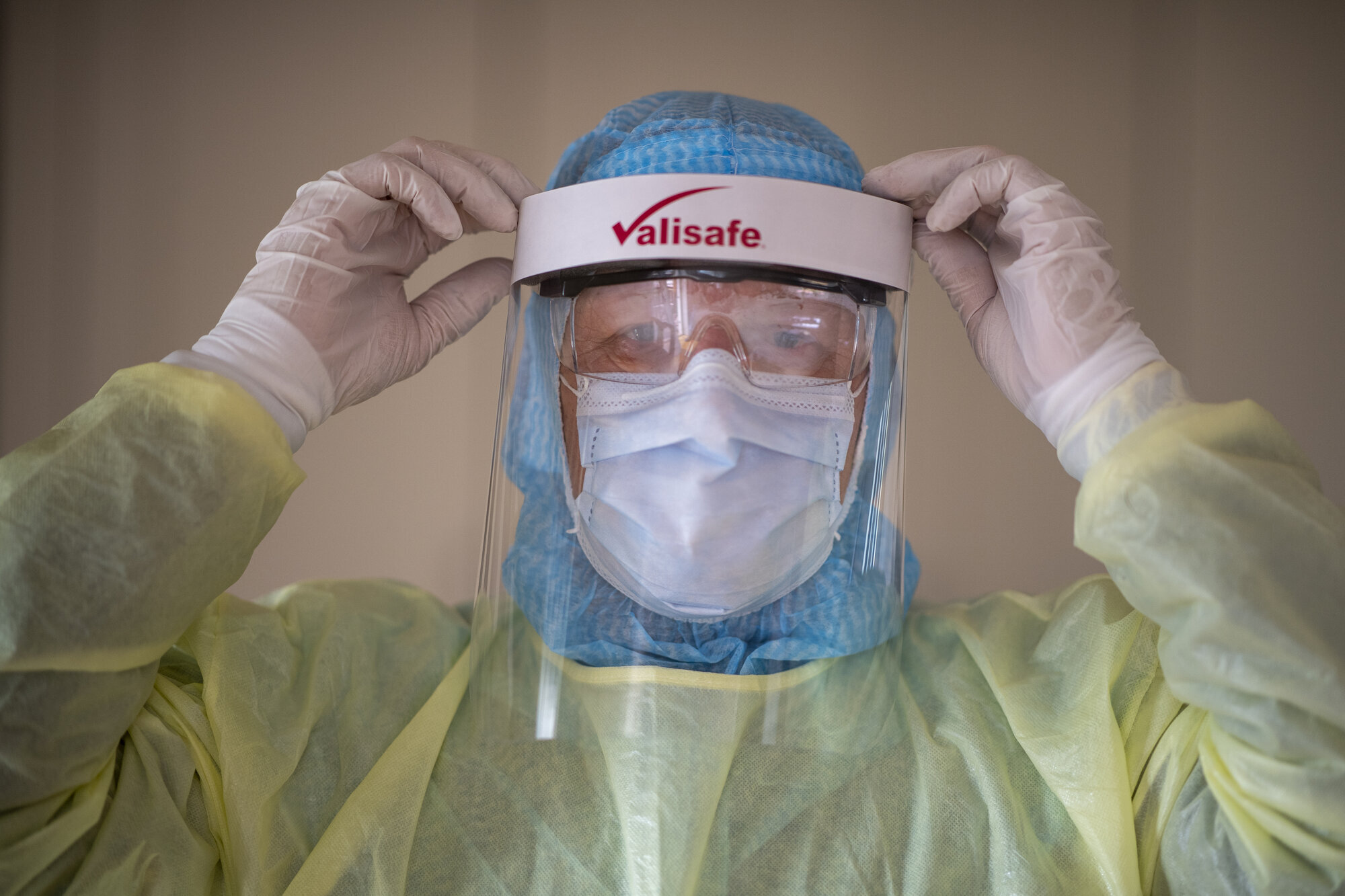 Helsearbeider iført smittevernutstyr.