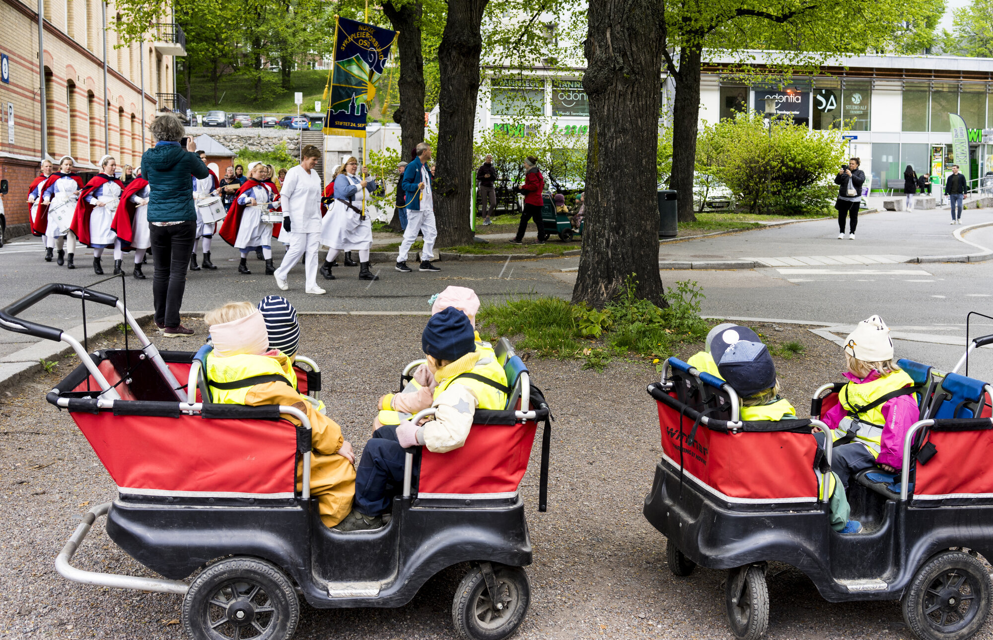 bildet viser barnehagebarn som ser på trommekorps