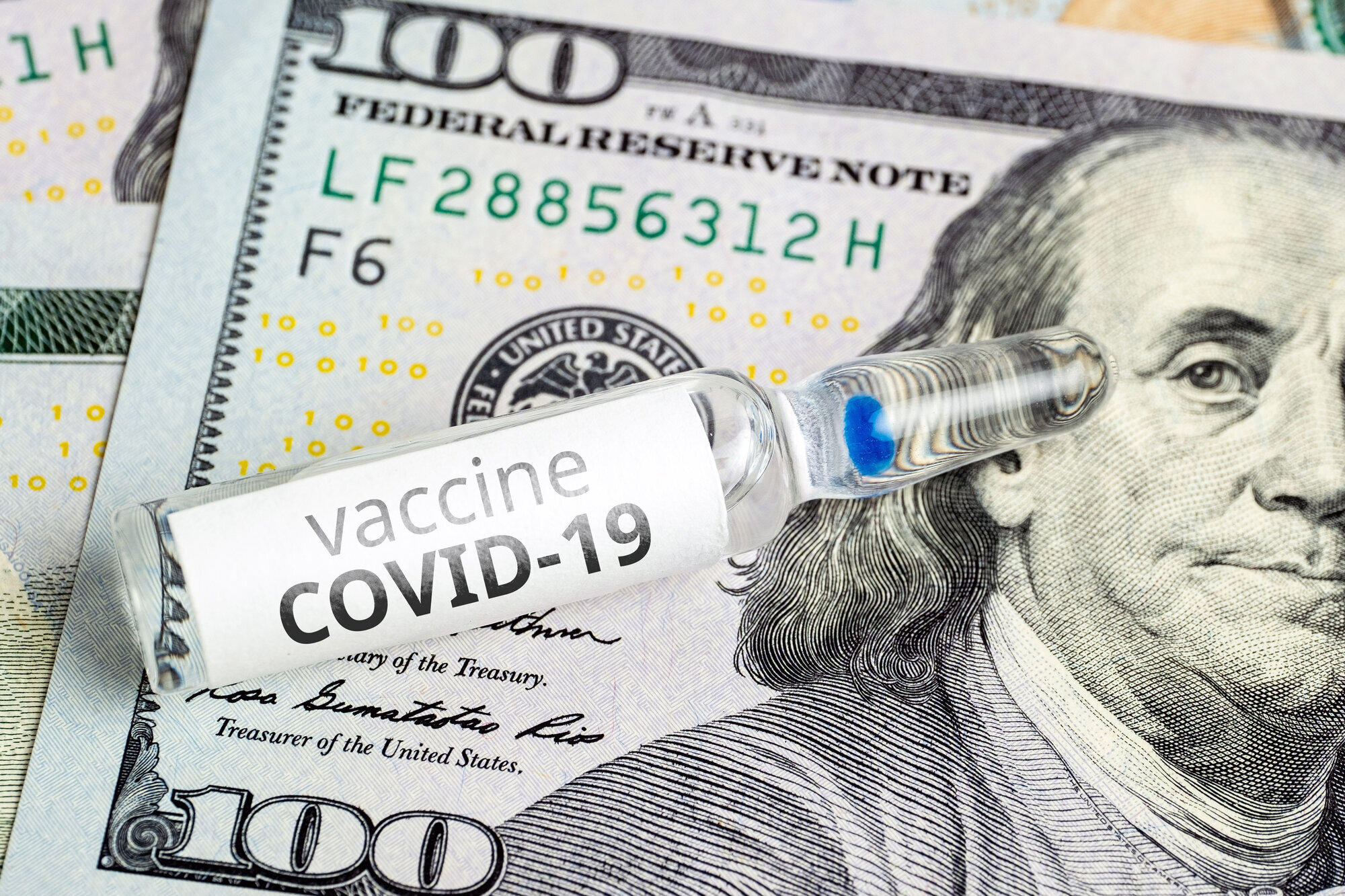 bildet viser 100 dollar og vaksine bildet viser 100 dollar og vaksine