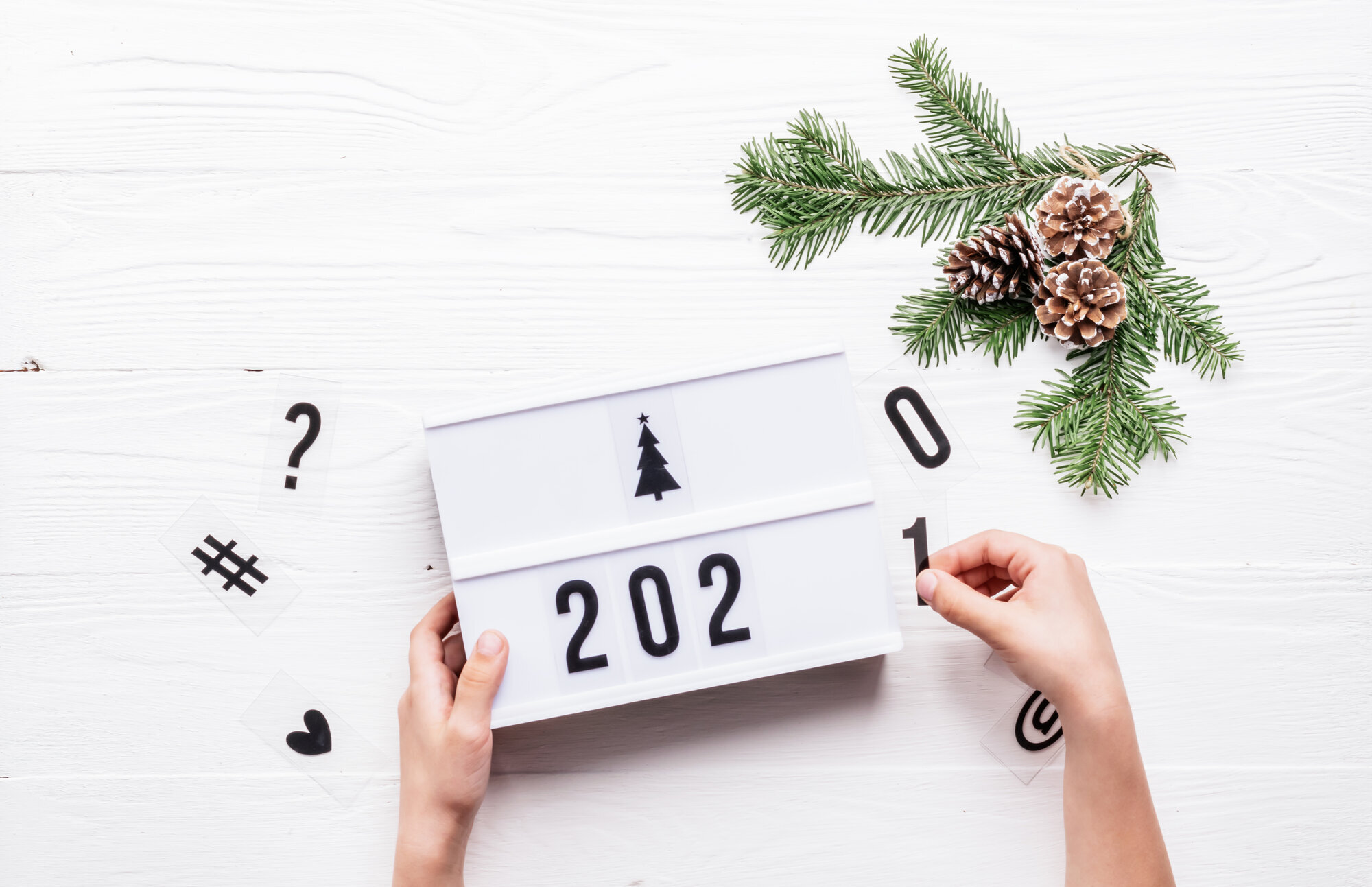 Bildet viser en som bytter ut årstallet 2020 med 2021