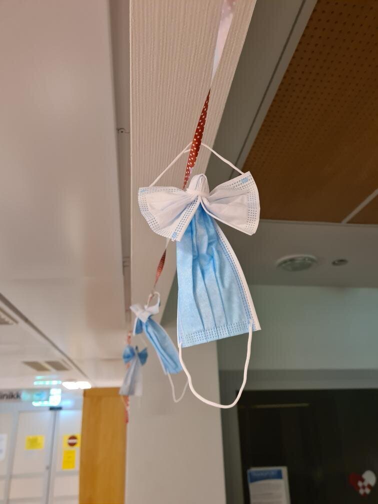 Bildet viser munnbind som er formet til juleengler.