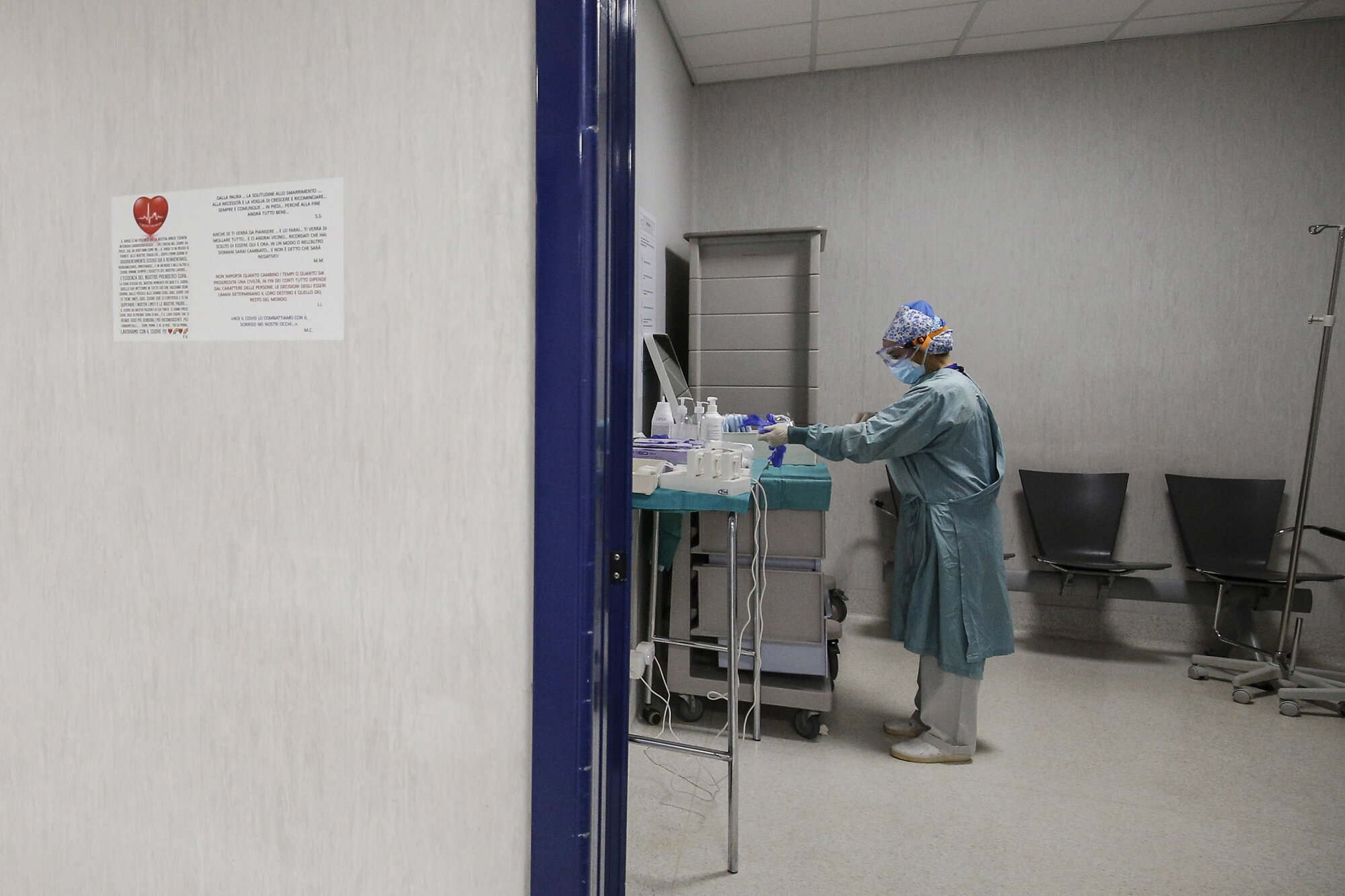 Bildet viser en sykepleier kledd i beskyttelsesutstyr.