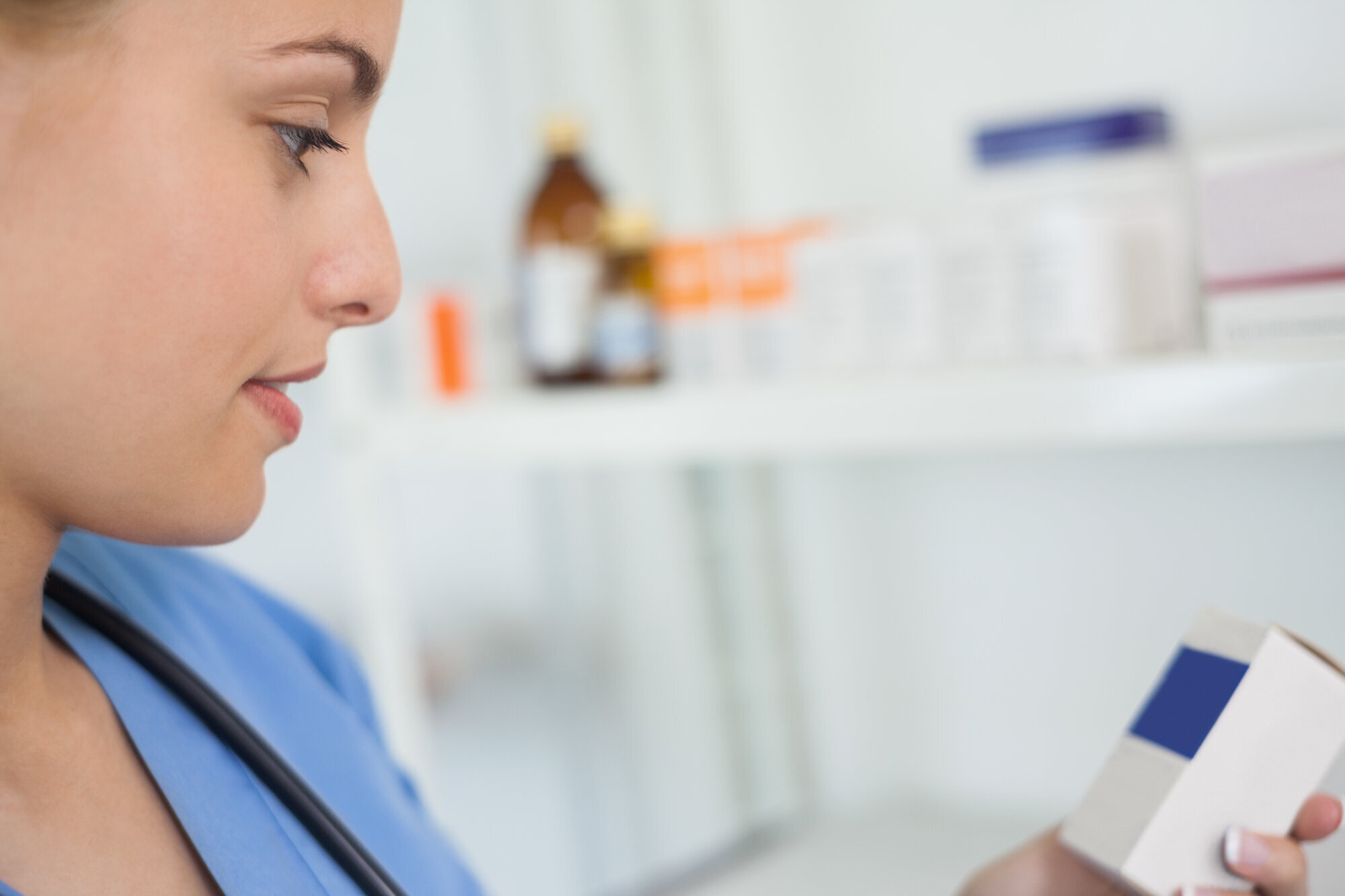 Bildet viser en sykepleier som studerer medikamenter