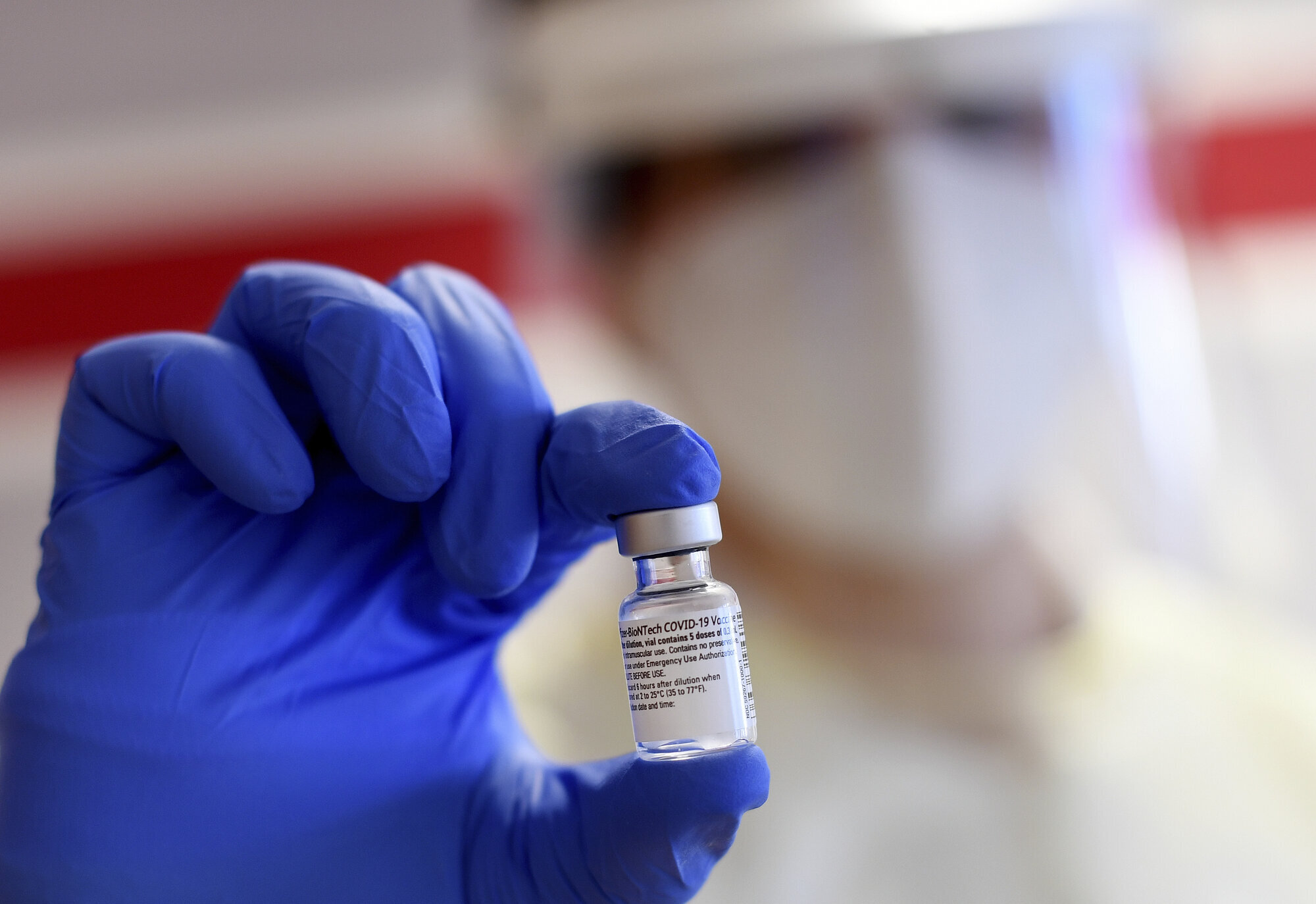 et hetteglass med koronavaksine bildet viser et hetteglass med koronavaksine