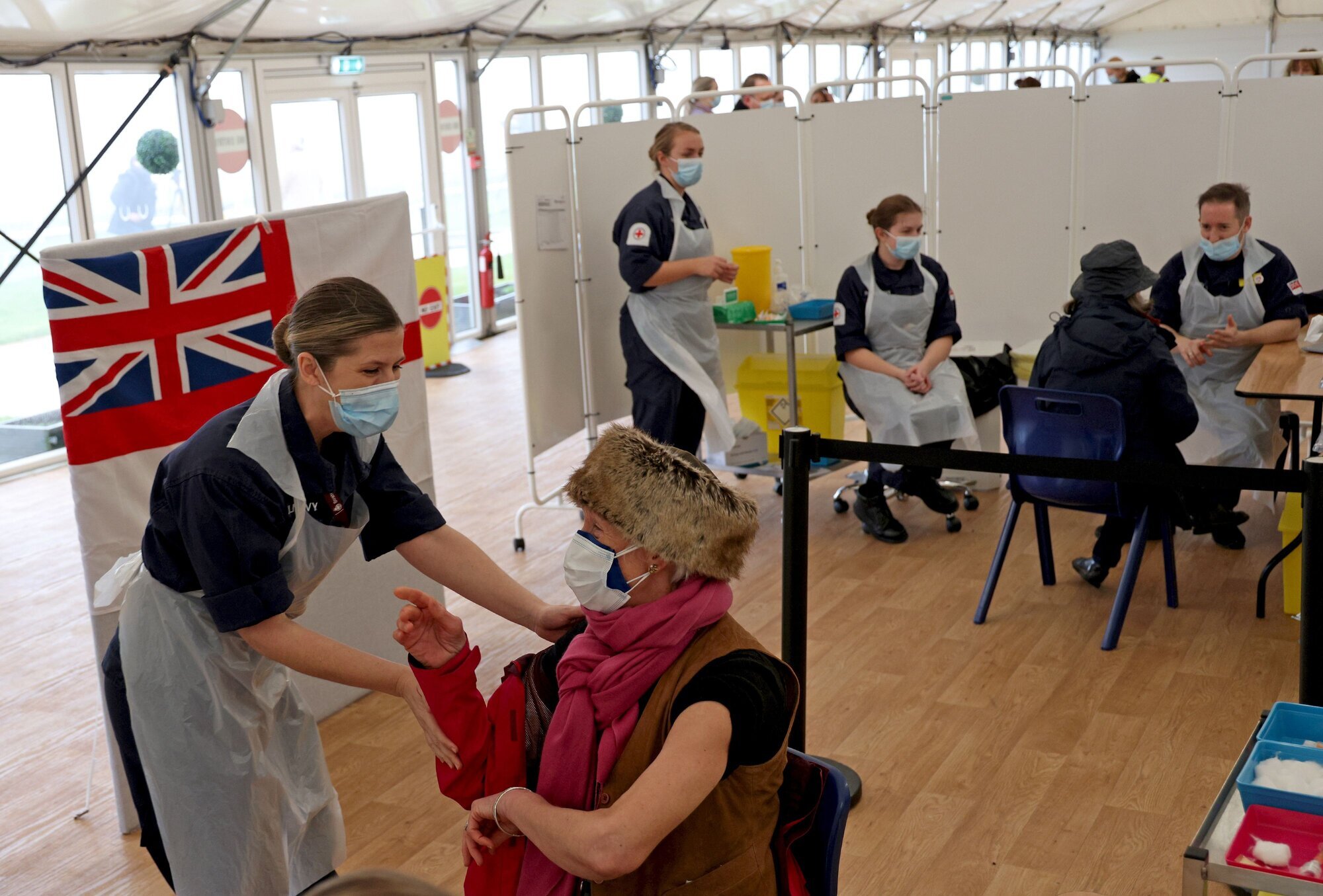 Bildet viser vaksinering mot korona i England.