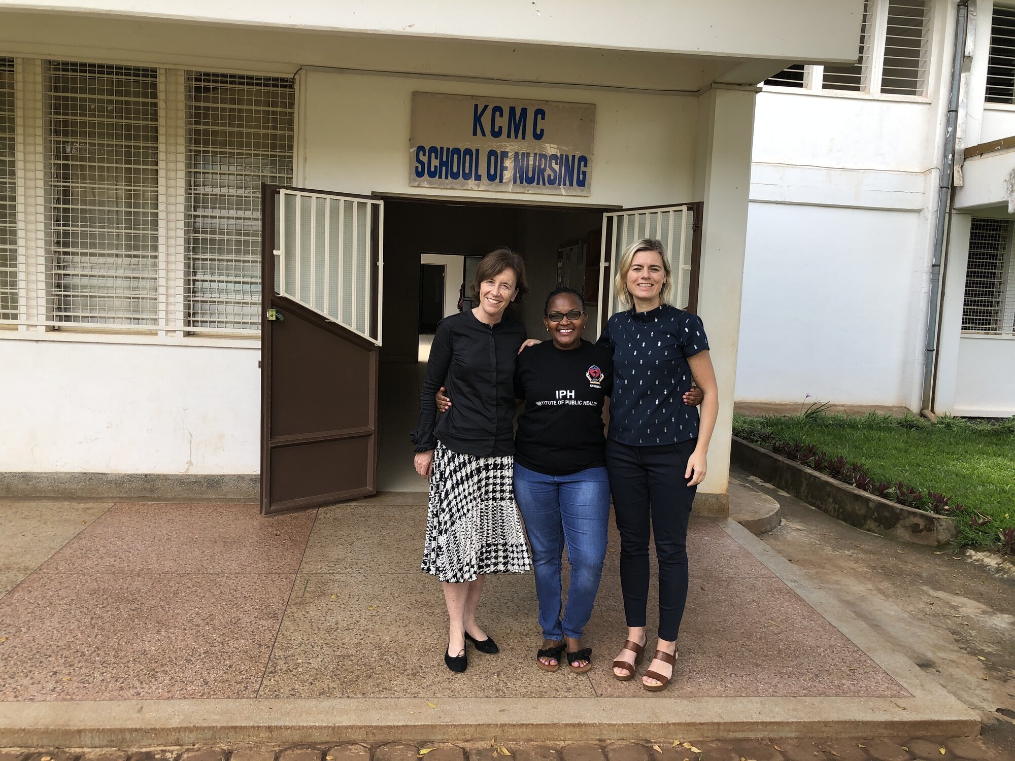 Ingrid Tjoflåt, dr. Jane Rogathi og Bodil Bø i Tanzania