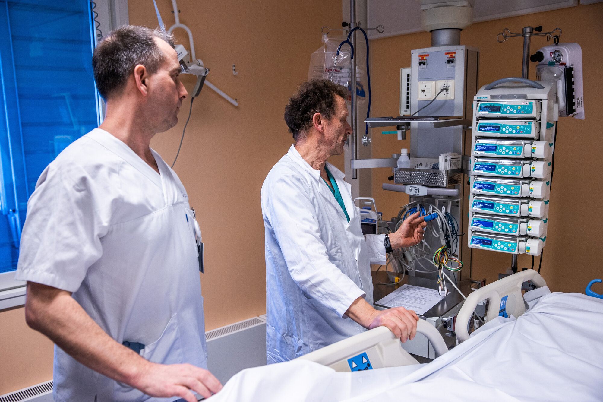 Bildet viser Øystein Fahre og Øyvind Skraastad ved en intensivseng.
