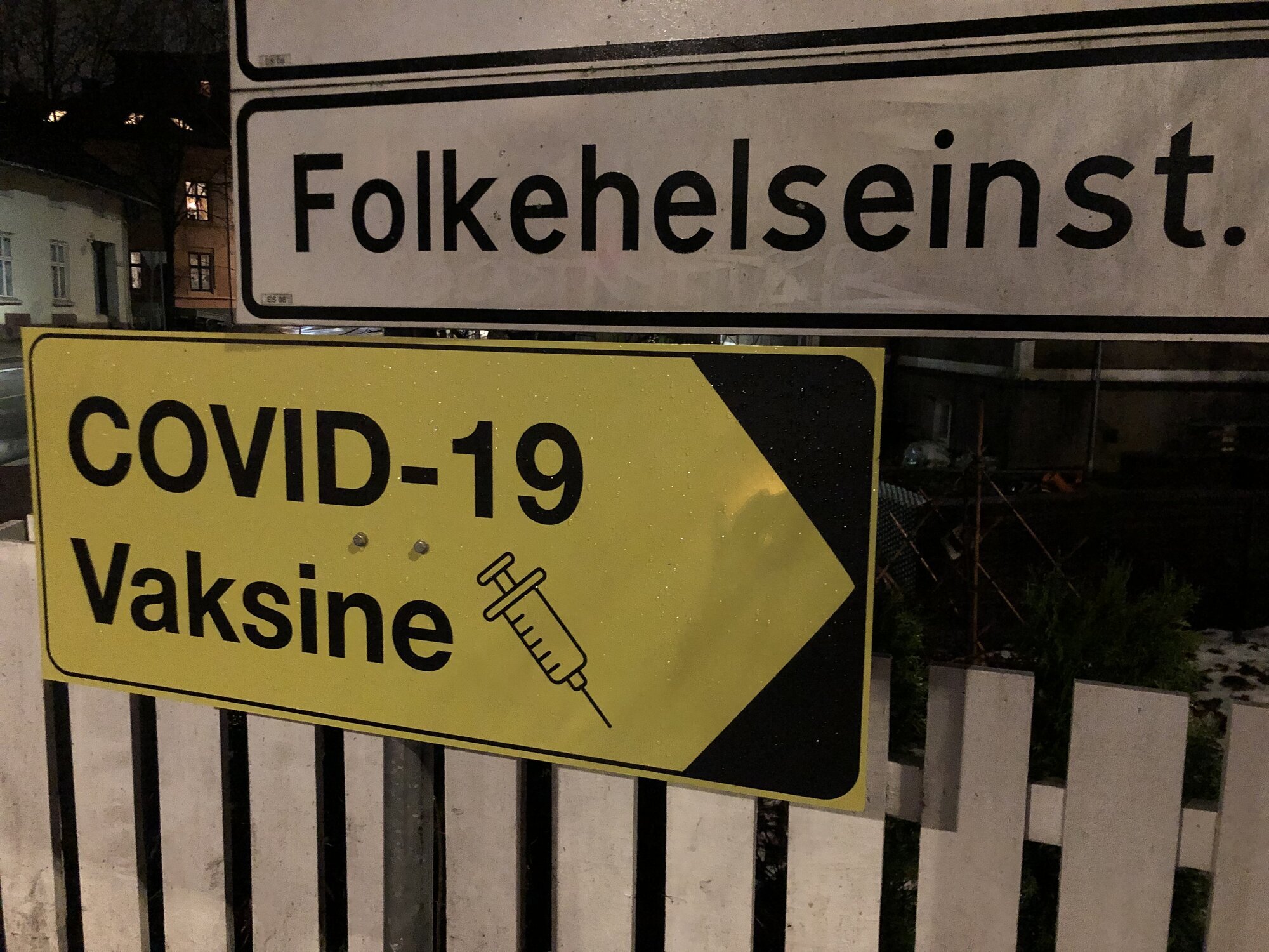 Bildet viser et skilt som det står covid-19 Vaksine på.