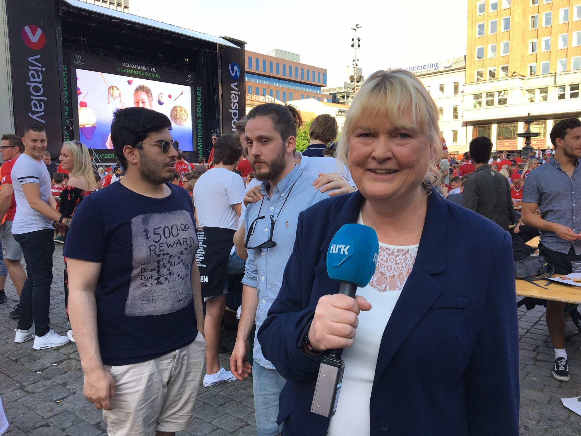 Bildet viser Marianne Rustad Carlsen som journalist og på jobb for NRK