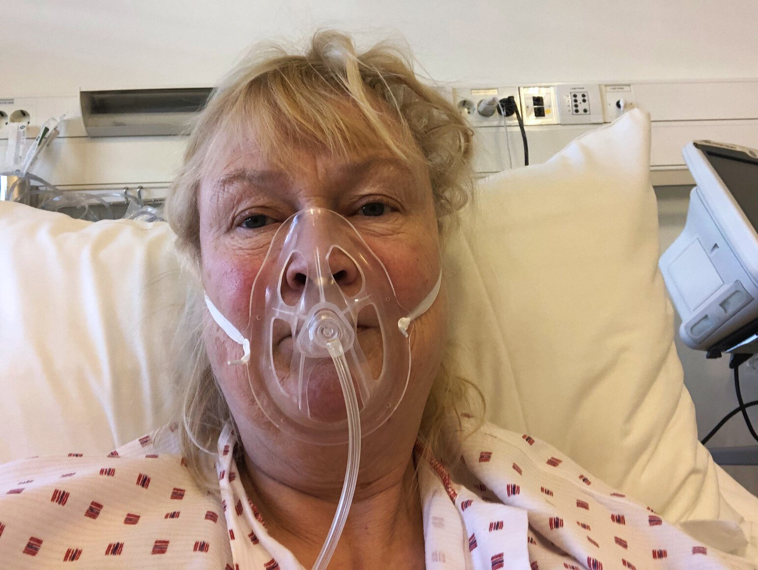 Bildet viser Marianne Rustad Carlsen på Ullevål sykehus. Hun ligger i sengen med pustemaskin.