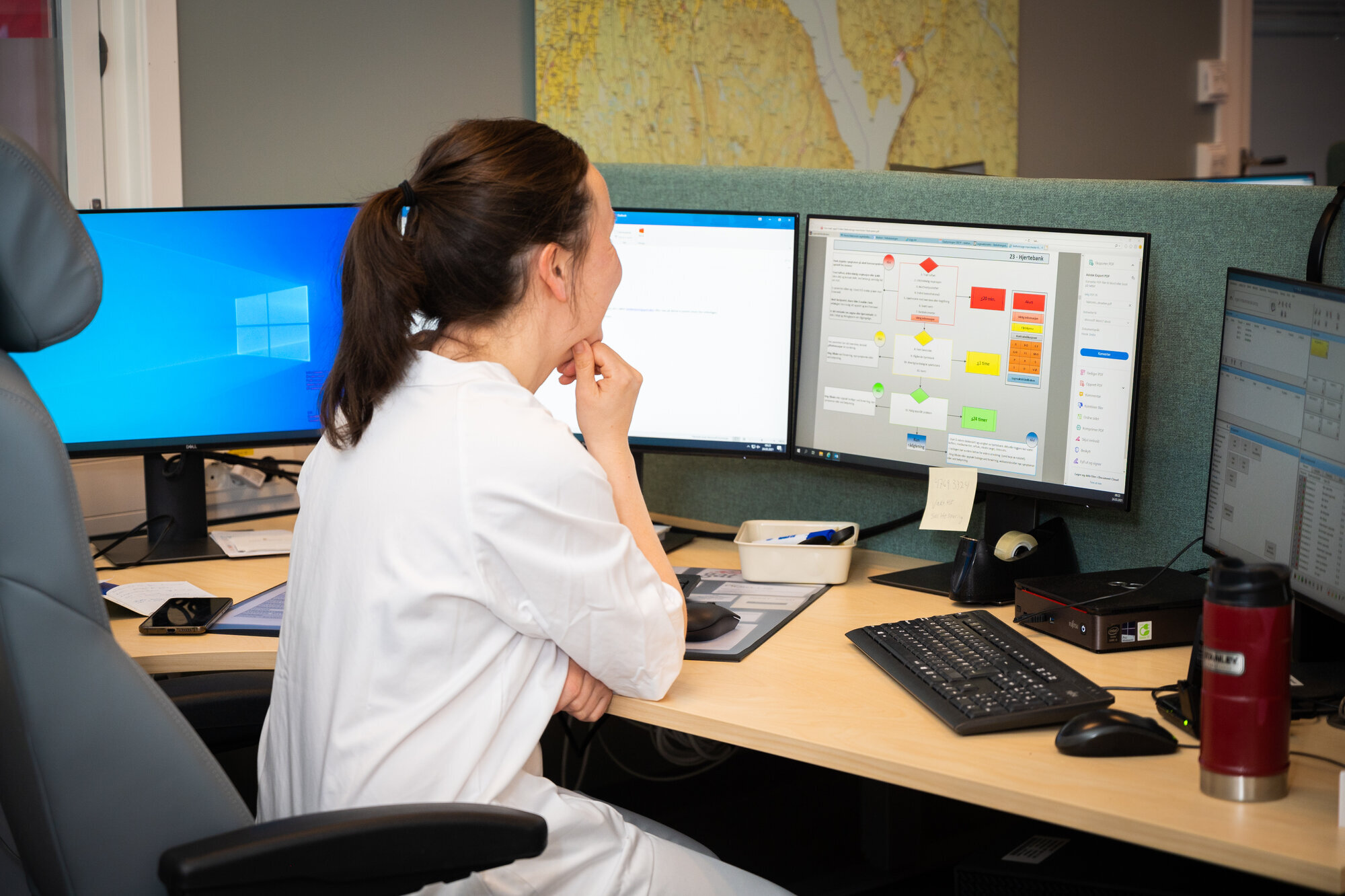 Bildet viser en sykepleier på legevakt.