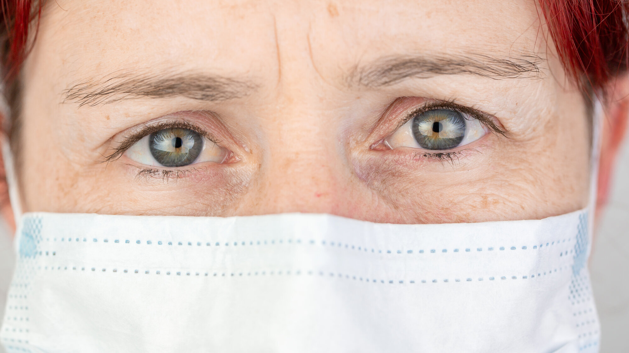 Bildet viser et portrett av en sykepleier med munnbind