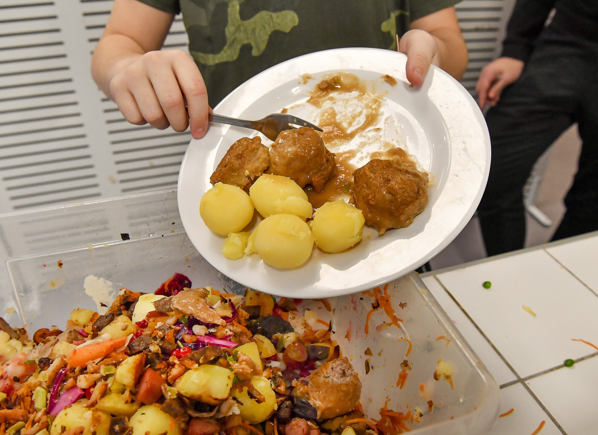 Rester av poteter og kjøttkaker kastes.