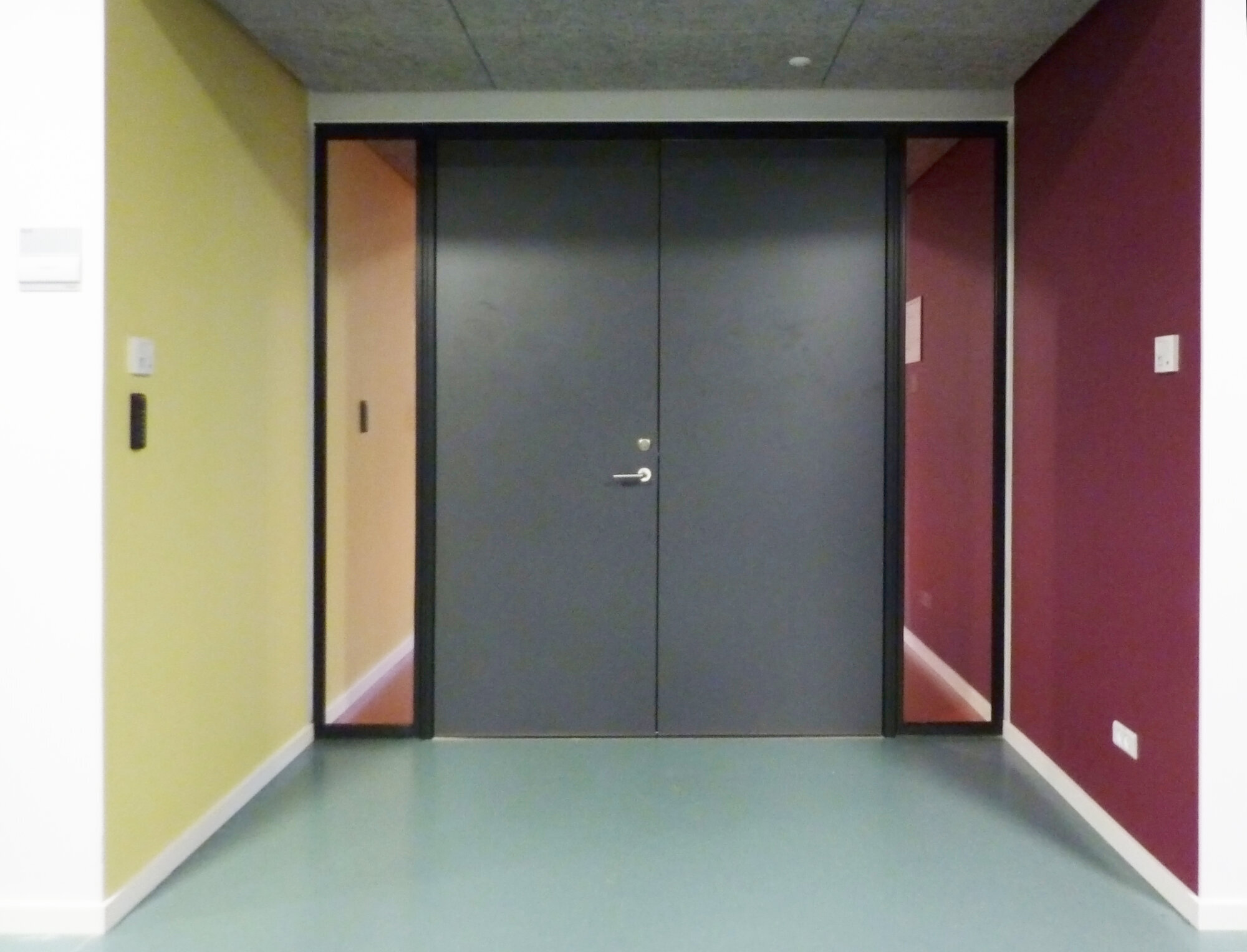 I Vejle i Danmark er fargevalget en del av den kunstneriske utsmykningen, og rom i forskjellige fløyer i bygningen har forskjellige fargetemaer.