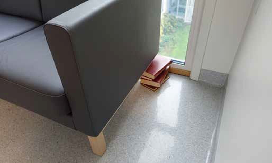 Det er løpende behov for å reparere inventaret i psykiatriske sengeposter. Dette bildet er fra Ukoms rapport ”Dødsfall på en akuttpsykiatrisk sengepost”.