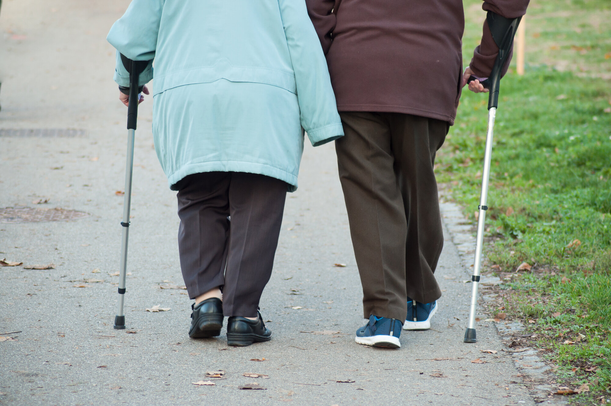 Et eldre par med spaserstokk går tur