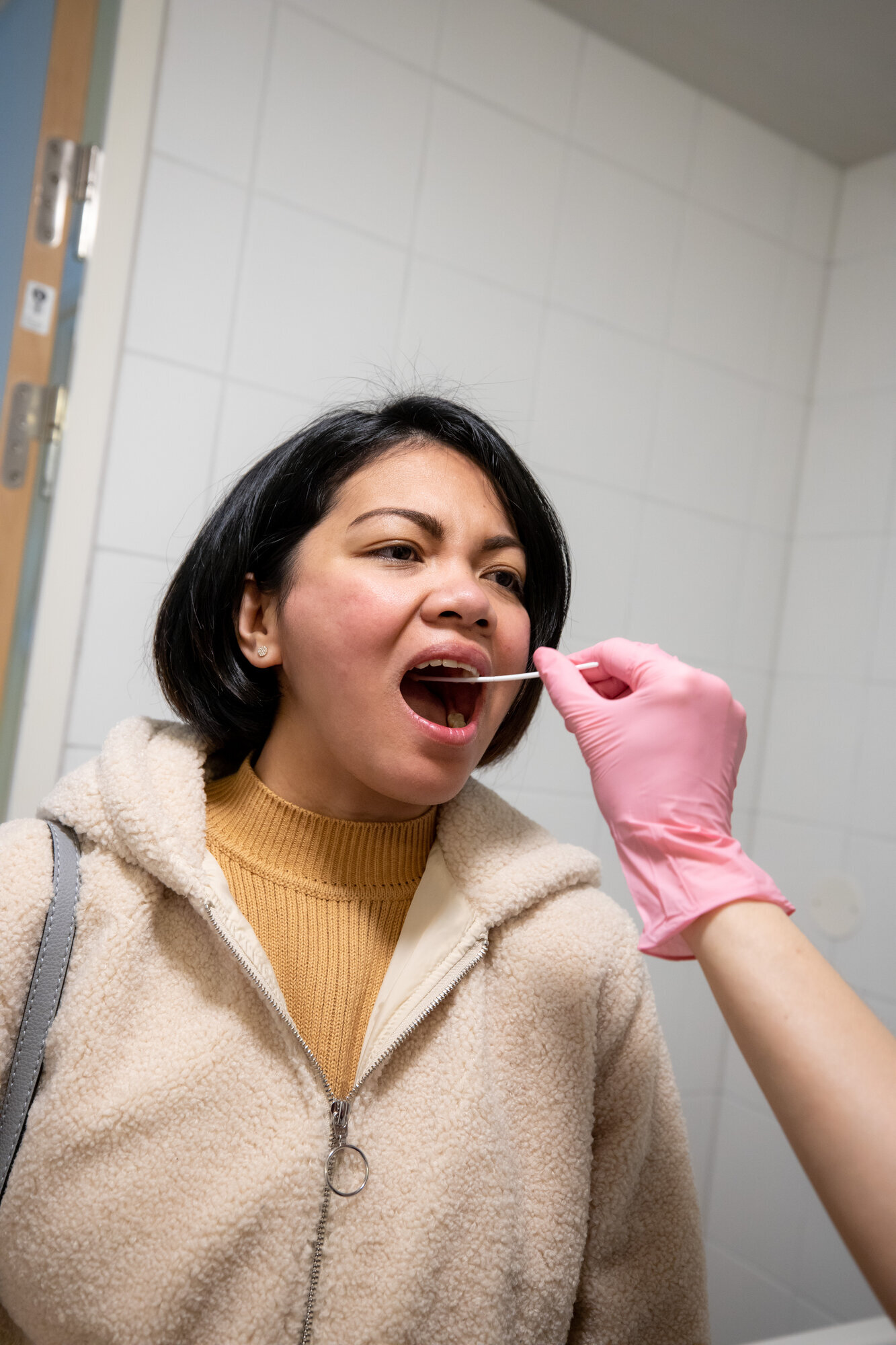Biledet viser nattevakten Junelyn Sem Johansen som tar månedens MRSA-test.
