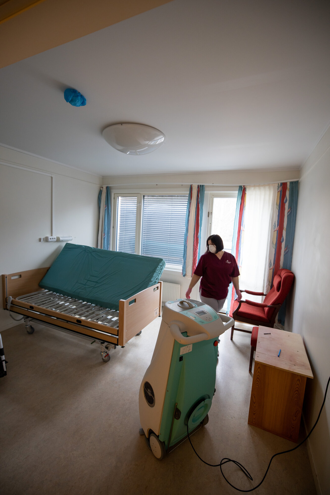 Bildet viser desinfisering av ­rom ved bruk av robot.